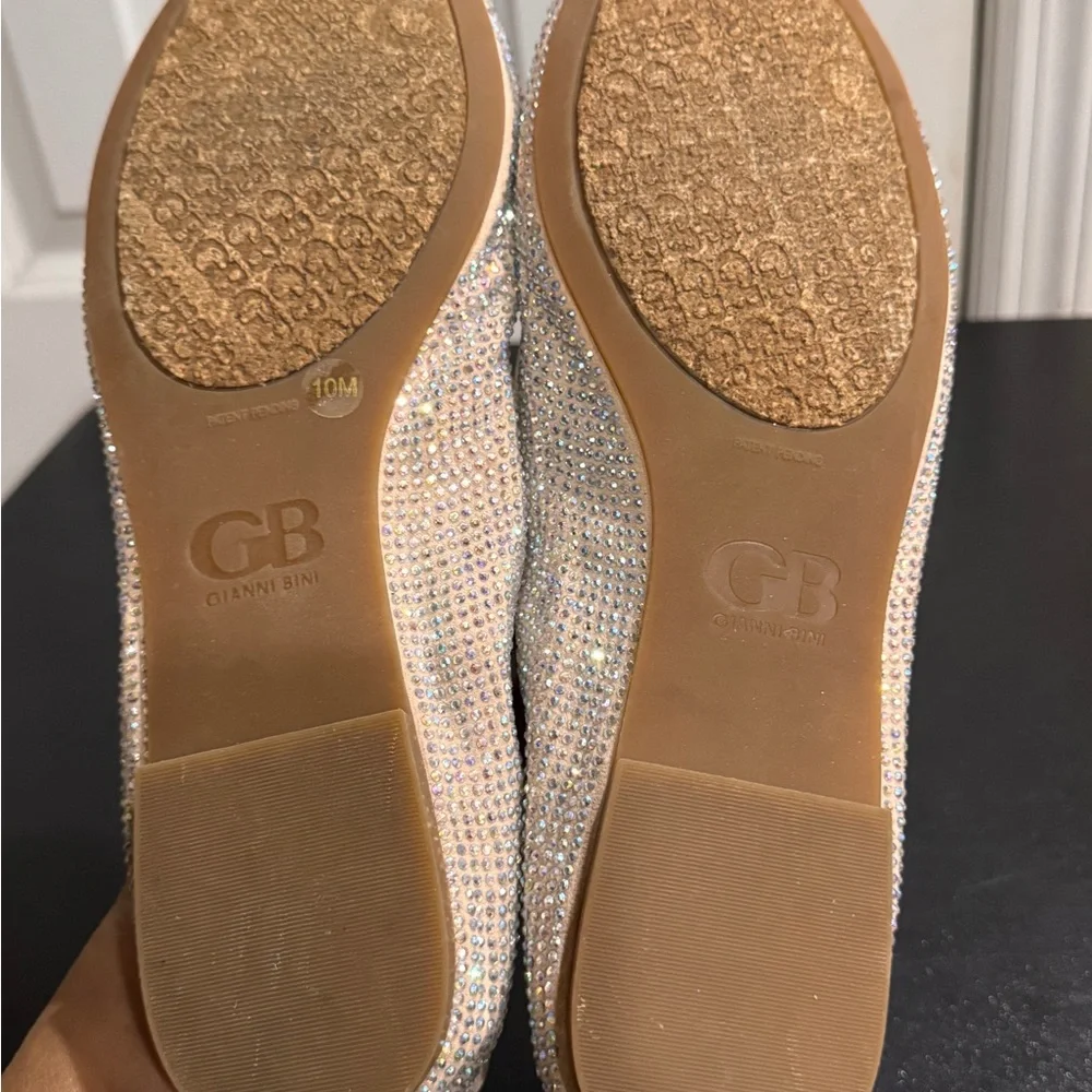 Gianni Bini size 10 NWOT silver flat shoes